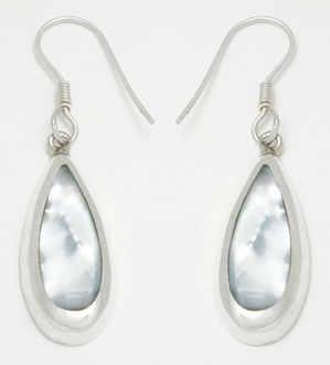 Drop earrings with shell