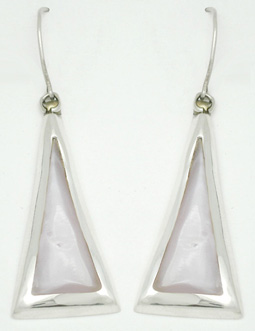 Earrings triangle with shell to the center