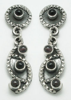 Curly earrings with stone