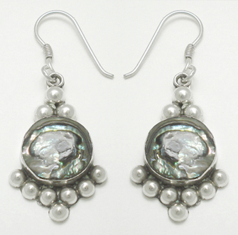 Earrings shell with spheres