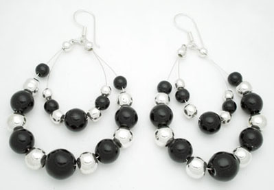 Drop earrings with onyx in sphere