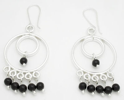 Circle earrings with onyx