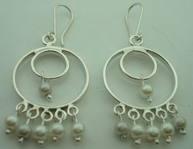 Circle earrings with white pearl