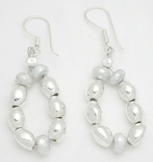 Earrings in drop of gray pearl with spheres oval