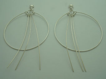 Earrings and  circle of wire with three cerillitos