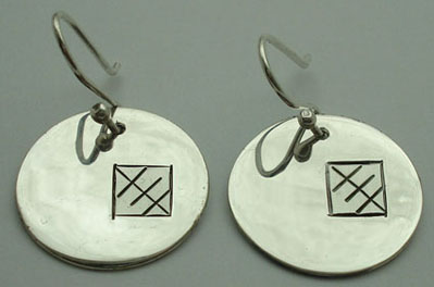Circle earrings with cube and  penetrate with three lines
