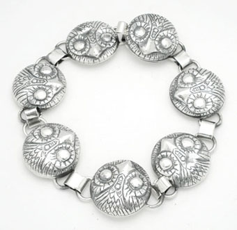 Bracelet button with head of owl carved