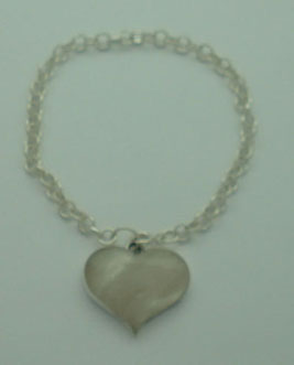 Chain bracelet with heart of white shell