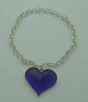 Chain bracelet with heart of purple resin