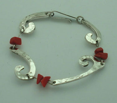 Bracelet curl hammered with choral stone red