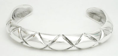 Bracelet embedded with close rhombs