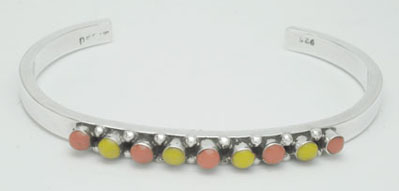 Thin bracelet with drops of resin of colors