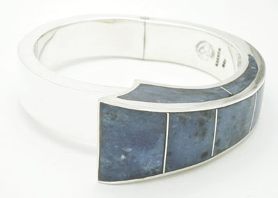 Bracelet with magnet of combined stones