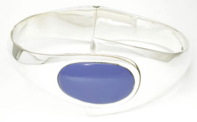 Bracelet oval type brooch of blue synthetic stone
