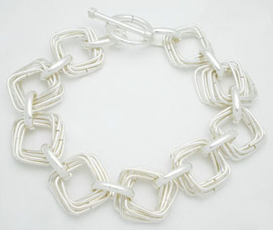 Bracelet of square rings linked with ovals