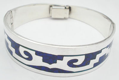 Bracelet of blue shell with frets