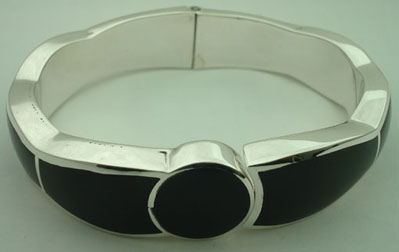 Bracelet of black onyx in circles and rectangles