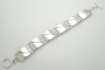 Bracelet of hammered and smooth rectangle