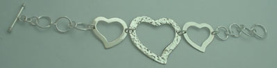 Bracelet of 2 smooth hearts and the hammered big one