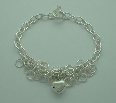 Bracelet of interlaced rings pumped with heart
