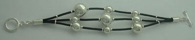 Bracelet of three drawstrings with balls in decrease and flat round dividers.