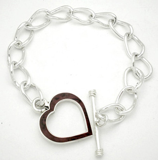 Bracelet of links of heart and red choral with arrow