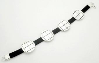 Bracelet of carved circles oxidizeds with rubber