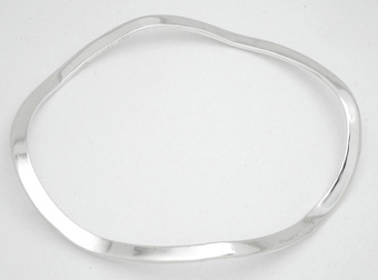 Bracelet of wavy smoothed oval