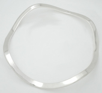 Bracelet in smooth wavy flat circle