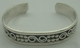 Bracelet oxidized with curl and spheres