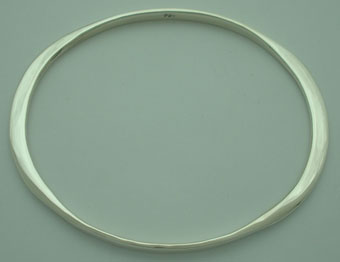 Bracelet of smooth oval hoop