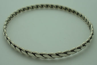 Bracelet of flat braided hoop