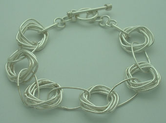 Bracelet of squares of almbre with oval rings