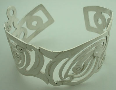 Bracelet waved with dragged mated
