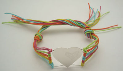 Bracelet with multicolored thread with a heart