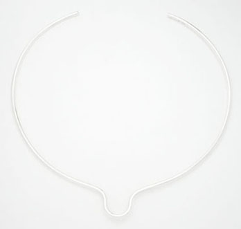 Round Neckless with hollow in the way