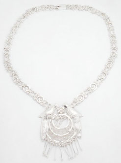 Necklace 54 cm of filigree with 2 pigeons and curl