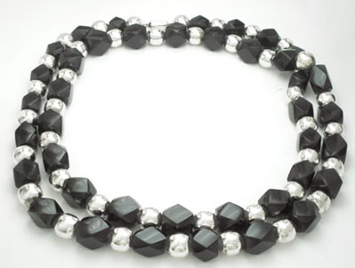 Casquilla necklace with rhombs of black onyx