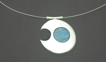 Neckless with round earring with blue enamel