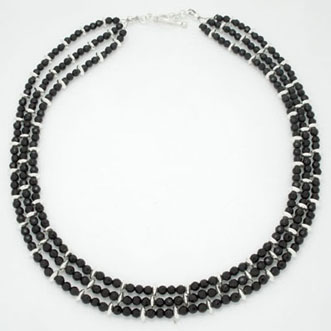 Necklace of 3 tiers of swarovski black
