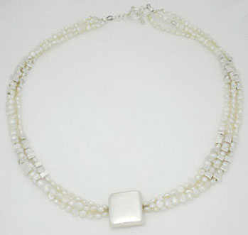 Colla of white pearls with square boarded
