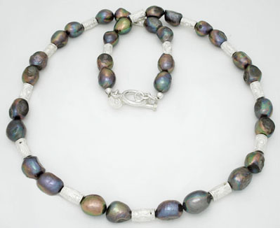 Necklace of gray pearls with cilinders diamond finishings