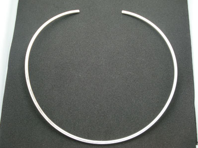 Round Neckless of thick  tube