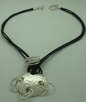 Necklace of hammered circle with rings black leather