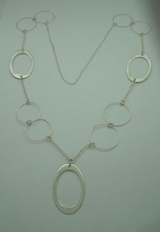 Necklace of 3 smooth big ovals and 8 ovals of wire dlgado linked with chain