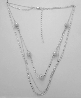 Necklace of five pearls and chain in scale