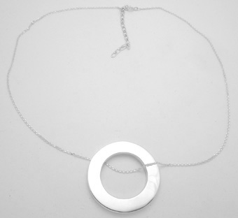 Chain necklace with smooth big pendant boarded in circle