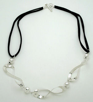 Necklace of 8 with spheres and organza black woman