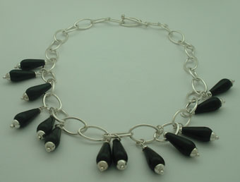 Necklace of drops of onyx with oval links