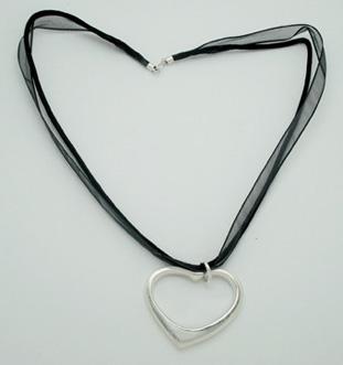 Heart necklace perforates with organza quarter note
